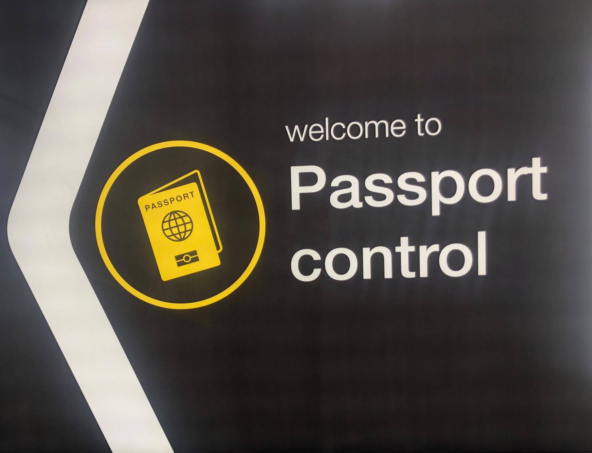 Cartello del controllo passaporti in un aeroporto di Londra